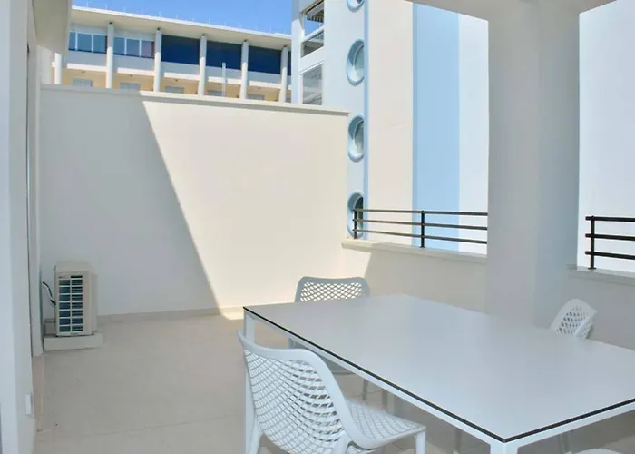 Apartament Charming Seaside Escape With Bright Interiors