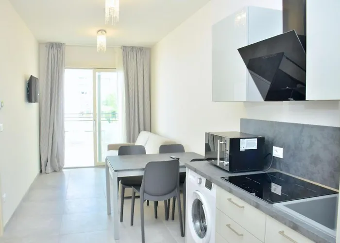 Apartamento Charming Seaside Escape With Bright Interiors