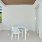 Charming Seaside Escape With Bright Interiors Daire *