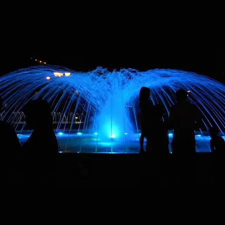 Charming Seaside Escape With Bright Interiors 비비오네