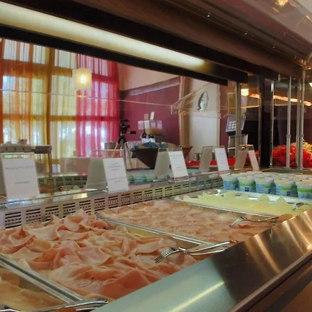 아파트 Charming Seaside Escape With Bright Interiors 비비오네