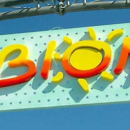 Charming Seaside Escape With Bright Interiors 비비오네