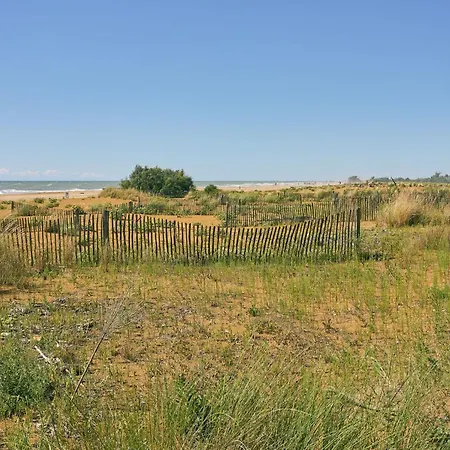 Charming Seaside Escape With Bright Interiors 비비오네