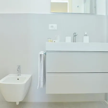 아파트 Charming Seaside Escape With Bright Interiors