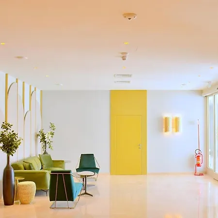 Charming Seaside Escape With Bright Interiors 아파트 *