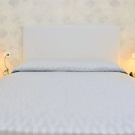 아파트 Charming Seaside Escape With Bright Interiors *