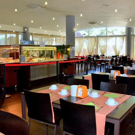 Charming Seaside Escape With Bright Interiors * 비비오네