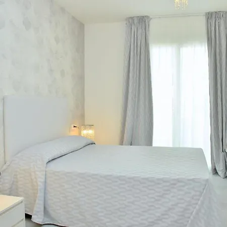 Charming Seaside Escape With Bright Interiors 아파트 *