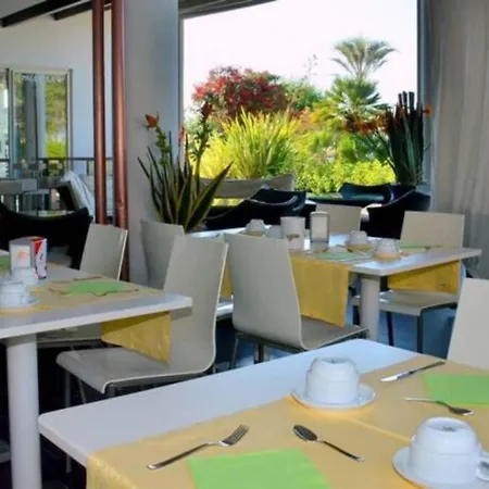 Charming Seaside Escape With Bright Interiors *