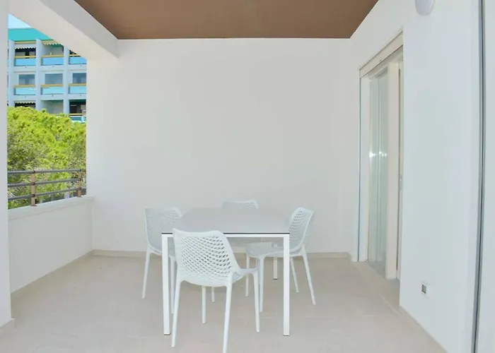 Charming Seaside Escape With Bright Interiors Apartment *